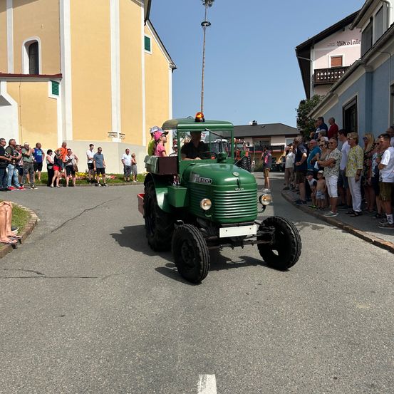 Bild enthält, Machine, Wheel, Person, Road, Neighborhood, City, Street, Vehicle, Car, Model T