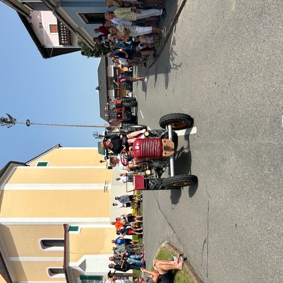 Bild enthält, Road, Tarmac, City, Street, Wheel, Adult, Male, Man, Person, People