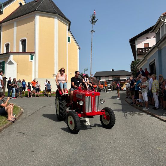 Bild enthält, Machine, Wheel, Person, Neighborhood, Car, Transportation, Vehicle, Architecture, Building