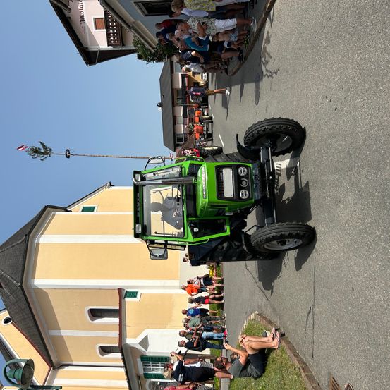 Bild enthält, Road, Tarmac, Wheel, Adult, Male, Man, Person, Car, Vehicle, Tire