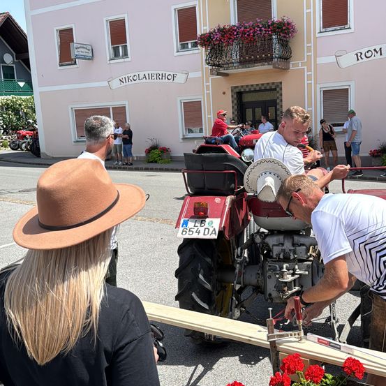 Bild enthält, Hat, Potted Plant, Flower, Flower Arrangement, Flower Bouquet, Sun Hat, Adult, Female, Person, Woman