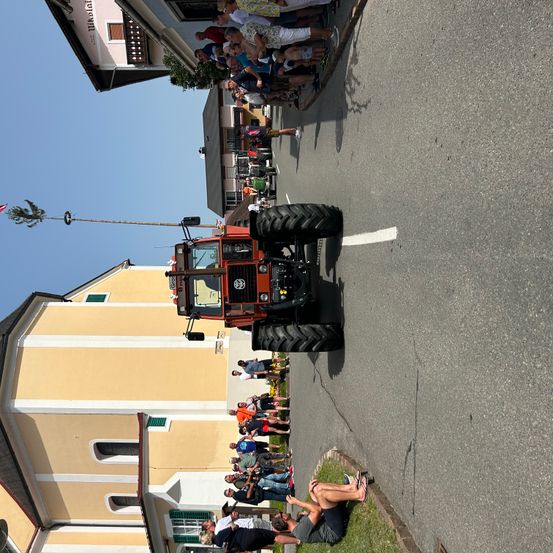 Bild enthält, Road, Tarmac, Wheel, Adult, Male, Man, Person, City, Building, Street