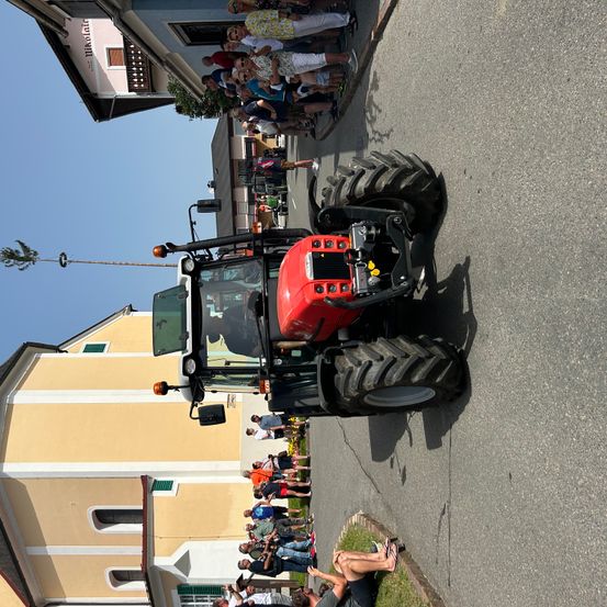 Bild enthält, Road, Tarmac, Machine, Wheel, Adult, Male, Man, Person, Head, Vehicle