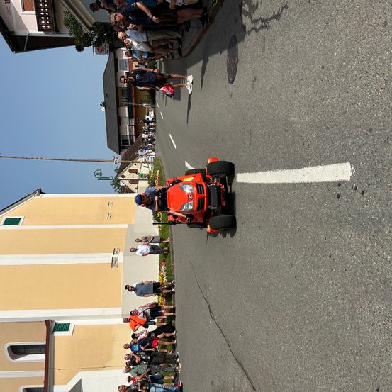 Bild enthält, Road, Tarmac, City, Street, Person, People, Adult, Male, Man, Wheel