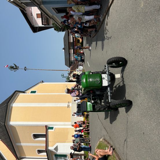 Bild enthält, Road, Tarmac, City, Street, Wheel, Person, People, Motorcycle, Vehicle, Head