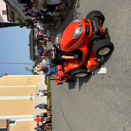 Bild enthält, Grass, Lawn, Road, Tarmac, Adult, Male, Man, Person, Wheel, City