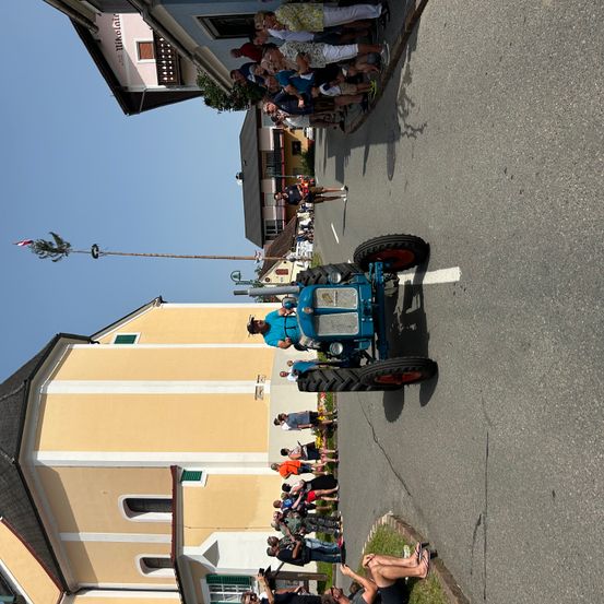 Bild enthält, Road, Tarmac, City, Street, Wheel, Person, People, Adult, Male, Man
