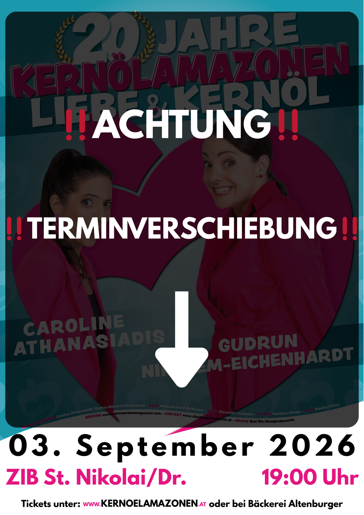 Plakat mit zwei Frauen, eine lächelt, trägt Rot. Text auf Deutsch, 'ACHTUNG' und 'TERMINVERSCHIEBUNG'. Pfeil zeigt nach unten. Namen Caroline Athanasiadis und Gudrun Niem-Eichenhardt.
