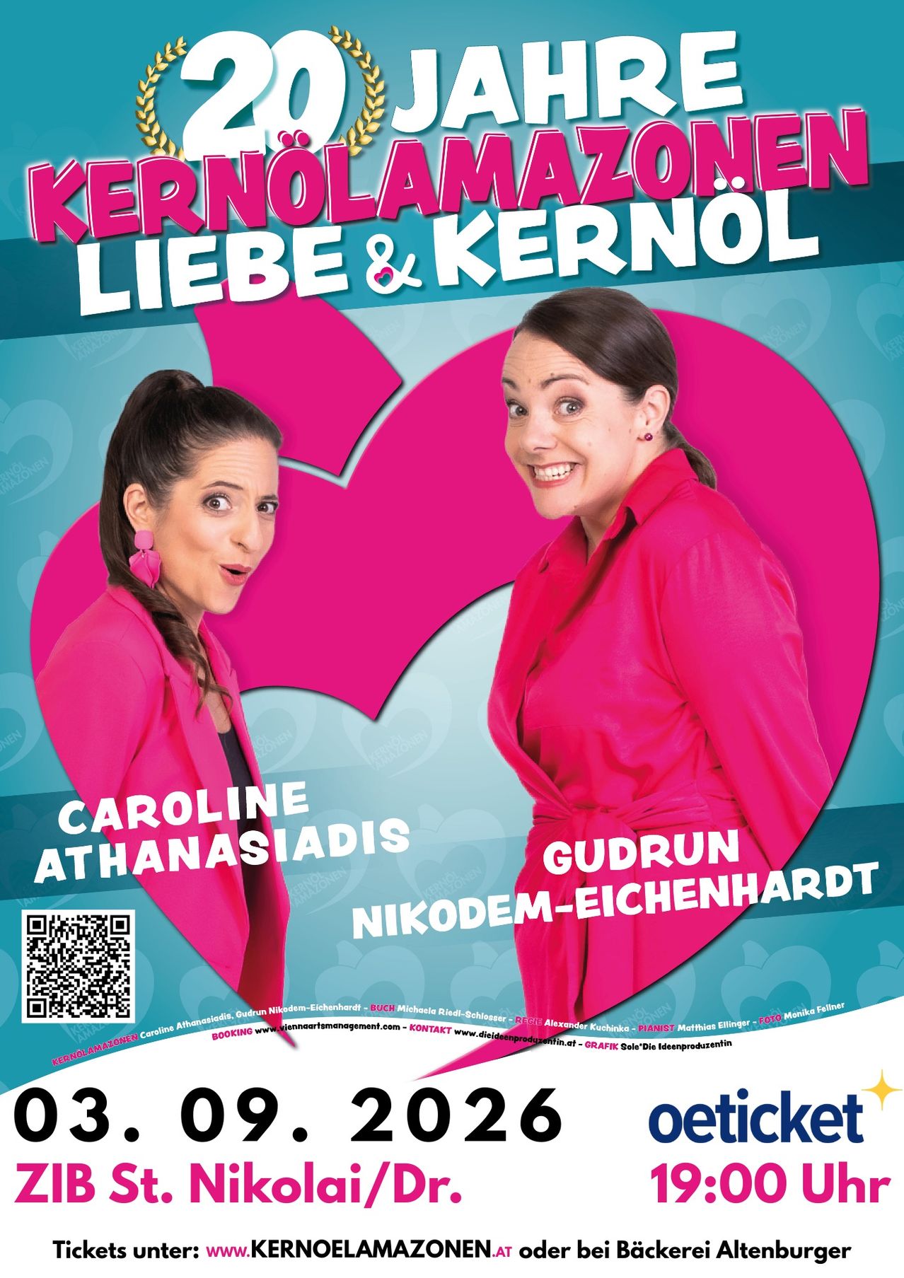 Werbeposter für die Comedy-Show 'Kernulamaze & Kernol' mit zwei Frauen in rosa Outfits, die in die Kamera lächeln. Der Hintergrund ist in Herzform. Der Text ist auf Deutsch.