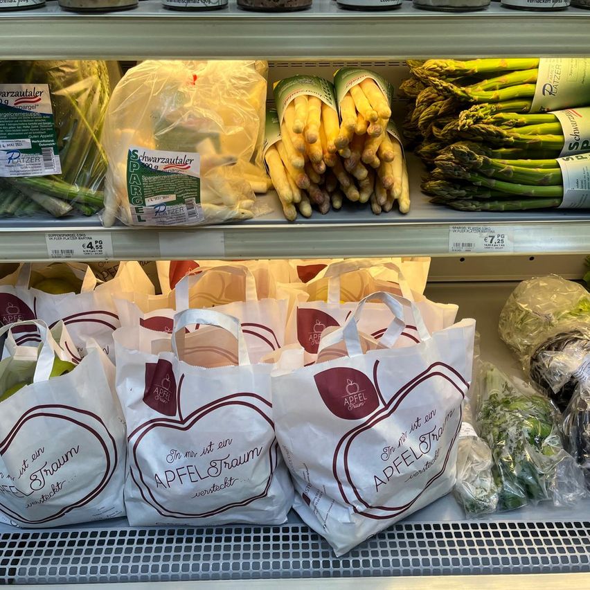 Bild enthält, Shop, Food, Produce, First Aid, Tape, Indoors, Handbag