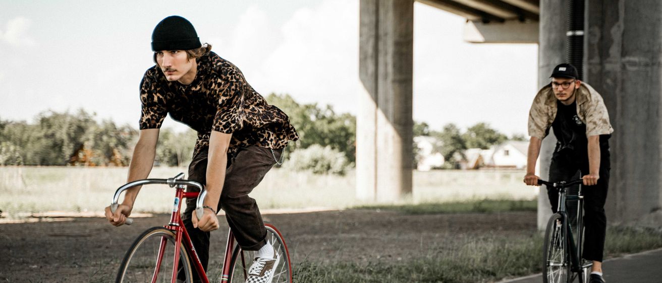 Bild enthält, Cycling, Person, Glasses, Hat, Boy, Male, Teen, Adult, Man, Shoe