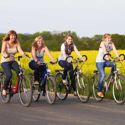 Bild enthält, Bicycle, Cycling, Person, Vehicle, People, Adult, Female, Woman, Girl, Teen