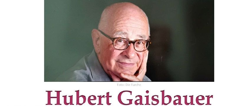 Ein Foto von Hubert Gaisbaue, einem älteren Mann mit Brille, der lächelt und seine Hand auf dem Kinn ruht. Das Foto hat einen Wasserzeichen in der unteren linken Ecke, der 'Foto: Die Furche' lautet.