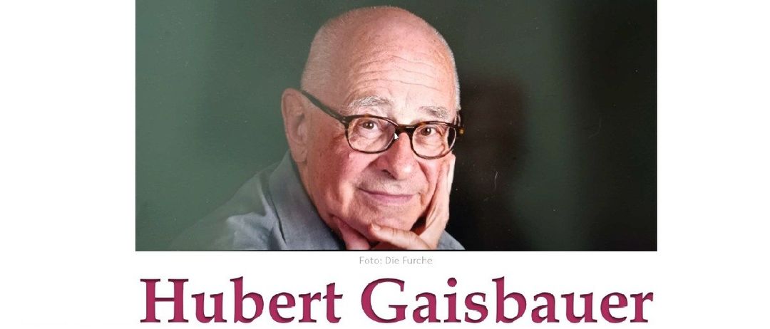 Ein Foto von Hubert Gaisbaue, einem älteren Mann mit Brille, der lächelt und seine Hand auf dem Kinn ruht. Das Foto hat einen Wasserzeichen in der unteren linken Ecke, der 'Foto: Die Furche' lautet.