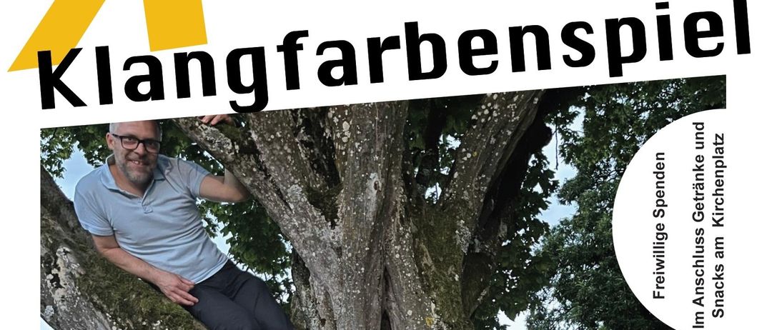 Fünf Personen posieren für ein Foto. Ein Mann klettert auf einen Baum, während andere davor stehen. Ein Logo ist oben im Bild.