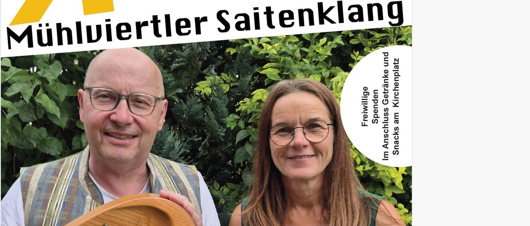 Ein Mann und eine Frau stehen nebeneinander, lächeln und halten Musikinstrumente. Der Mann hält eine Harfe und die Frau eine Laute. Sie stehen vor einem grünen Busch.