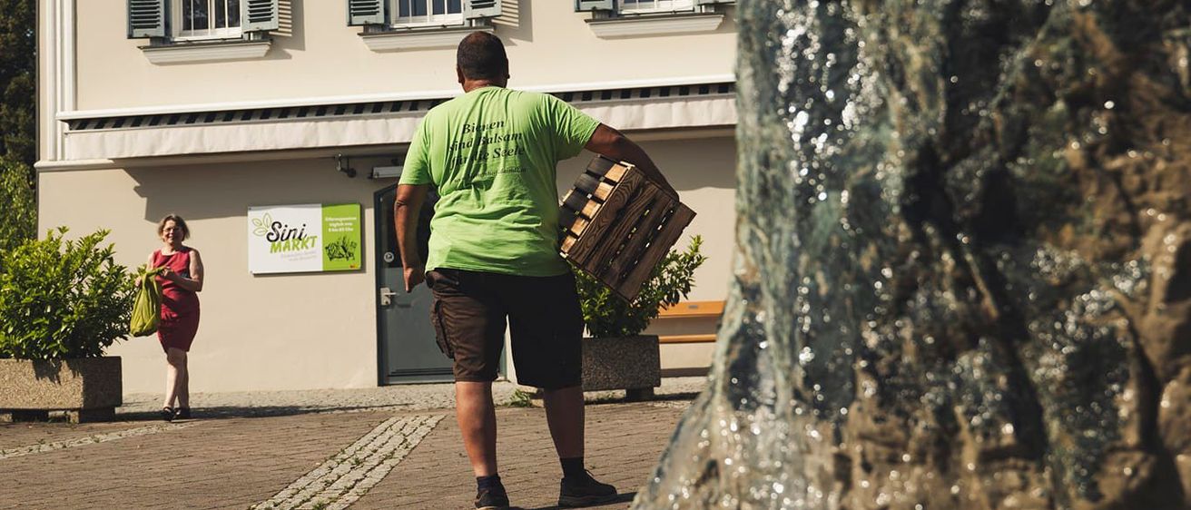 Bild enthält, Shorts, Shelter, Rock, Photography, Portrait, T-Shirt, Potted Plant, Walking, City, Path
