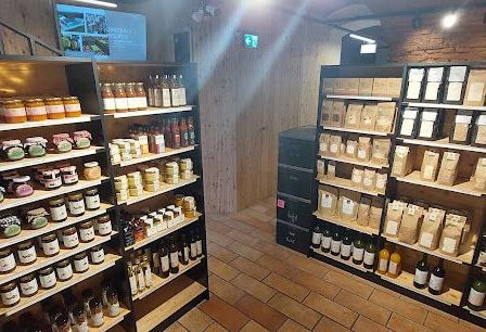 Bild enthält, Alcohol, Beverage, Liquor, Wine, Shop, Shelf, Wine Cellar