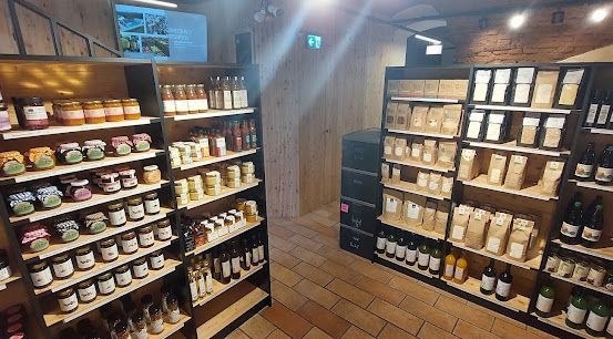 Bild enthält, Alcohol, Beverage, Liquor, Wine, Shop, Shelf, Wine Cellar