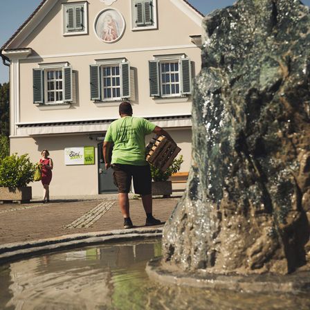 Bild enthält, Shorts, Shelter, Rock, Photography, Portrait, T-Shirt, Potted Plant, Walking, City, Path