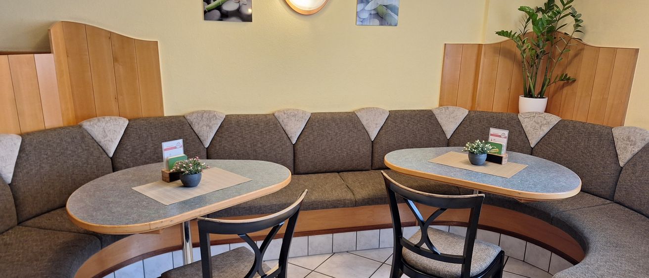 Bild enthält, Furniture, Table, Couch, Living Room, Chair, Tabletop, Dining Table, Dining Room, Coffee Table, Plant