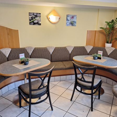 Bild enthält, Furniture, Table, Couch, Indoors, Living Room, Chair, Tabletop, Dining Table, Dining Room, Coffee Table