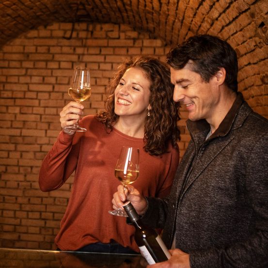 Bild enthält, Adult, Female, Person, Woman, Male, Man, Face, Head, Glass, Liquor