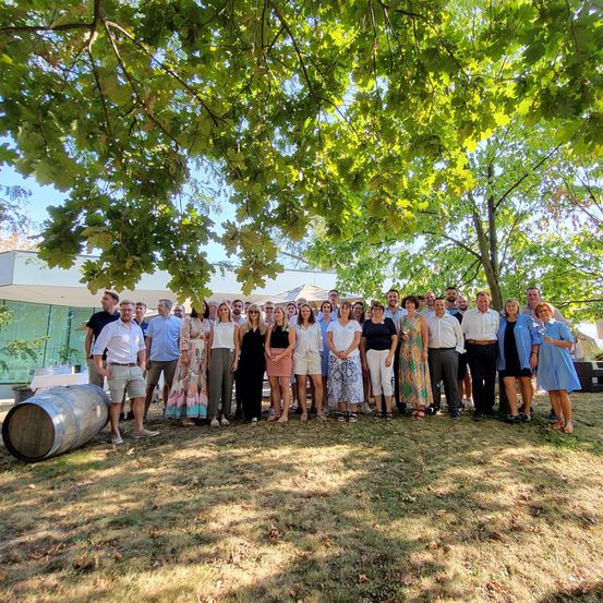 Bild enthält, Grass, Nature, Outdoors, Park, Grove, Tree, Countryside, Shelter, Man, Person