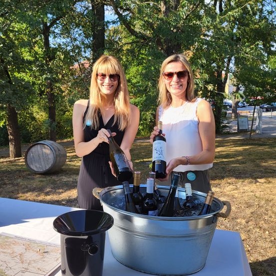 Bild enthält, Nature, Outdoors, Adult, Female, Person, Woman, Countryside, Sunglasses, Alcohol, Beverage