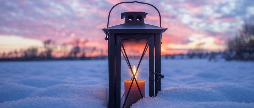 Bild enthält, Lamp, Lantern, Candle