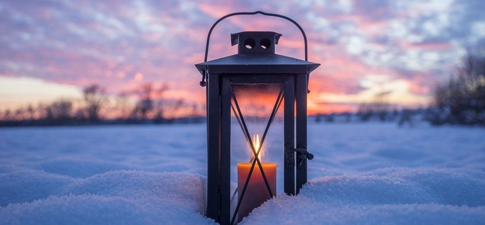 Bild enthält, Lamp, Lantern, Candle