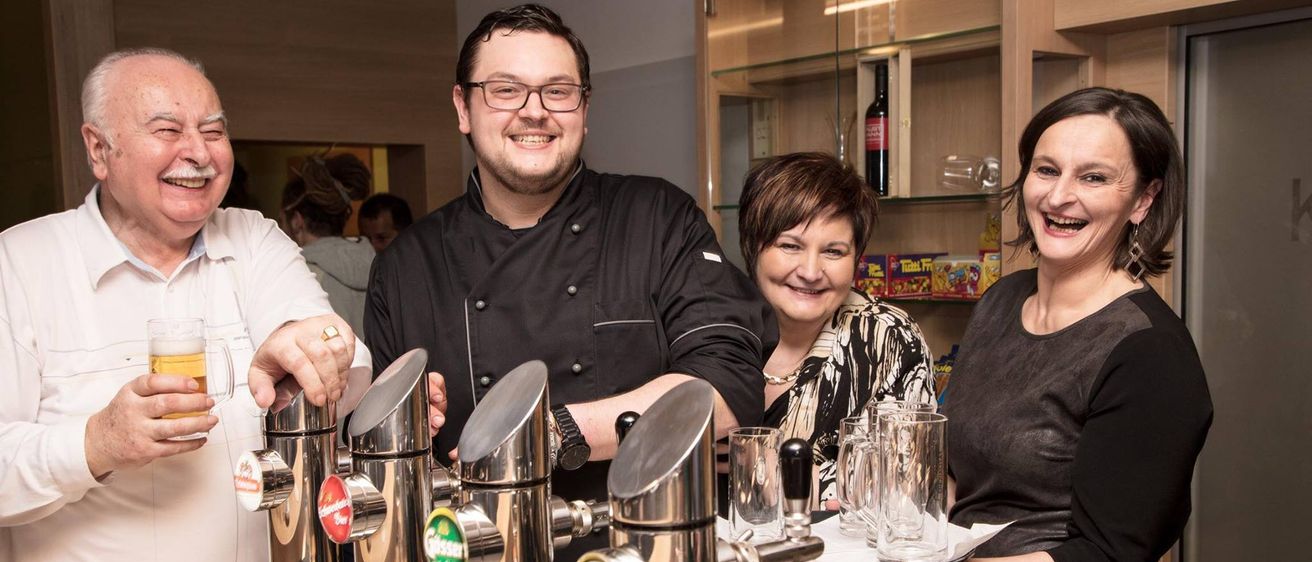 Bild enthält, Adult, Female, Person, Woman, People, Male, Man, Beer, Fun, Party