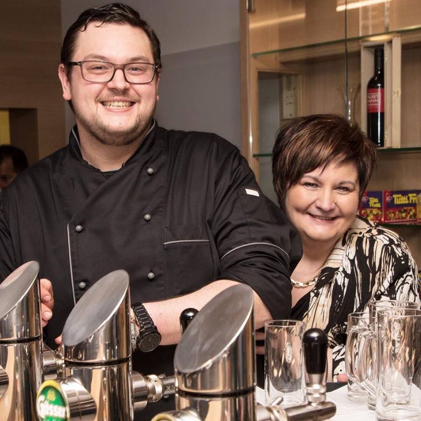 Bild enthält, Adult, Female, Person, Woman, People, Male, Man, Beer, Fun, Party