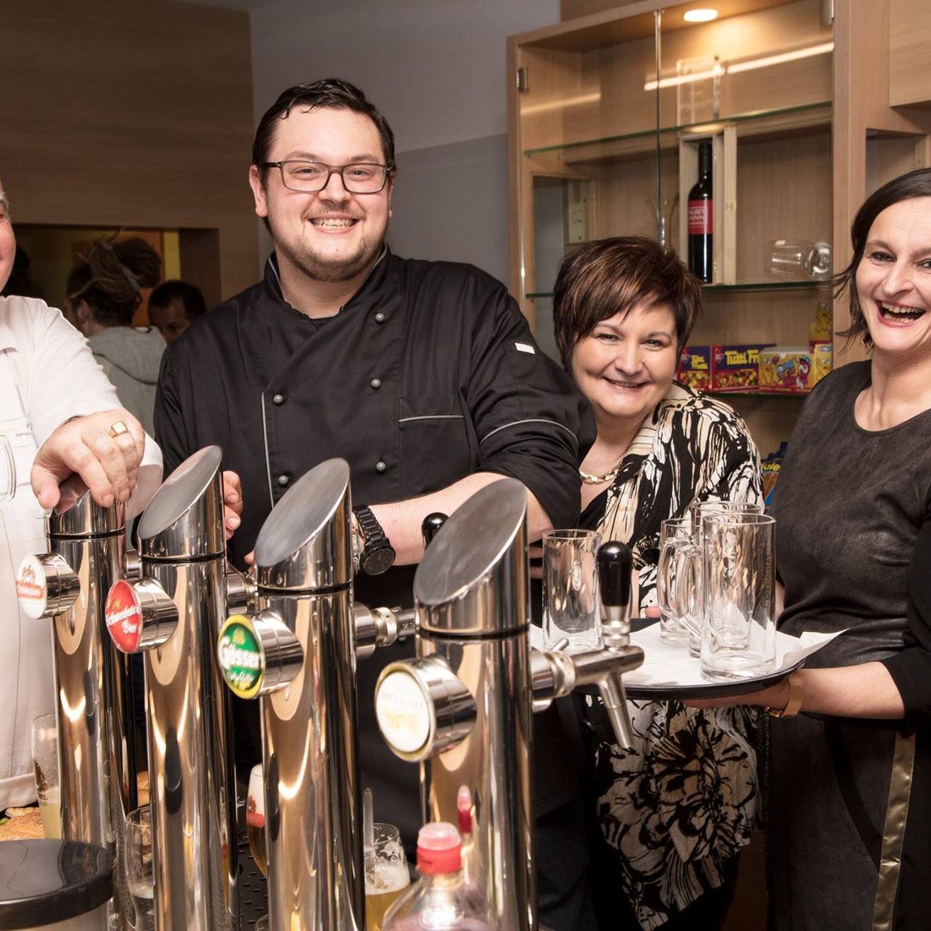 Bild enthält, Adult, Female, Person, Woman, People, Male, Man, Beer, Fun, Party