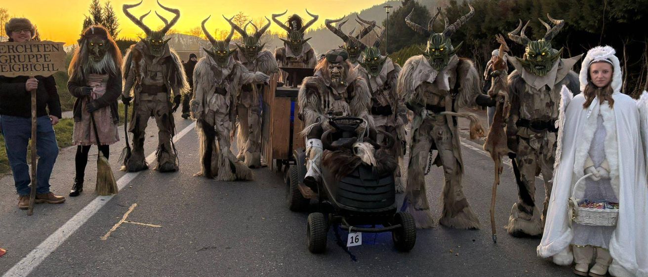 Bild enthält, Adult, Bride, Female, Person, Woman, People, Male, Man, Face, Wheel