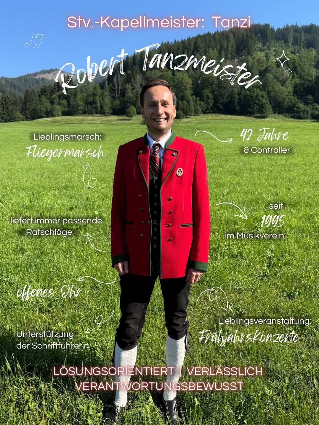 Ein Mann in einem roten traditionellen Outfit steht auf einer grünen Wiese mit Bergen im Hintergrund. Er lächelt und scheint für ein Foto zu posieren. Das Bild enthält Text auf Deutsch und Englisch.