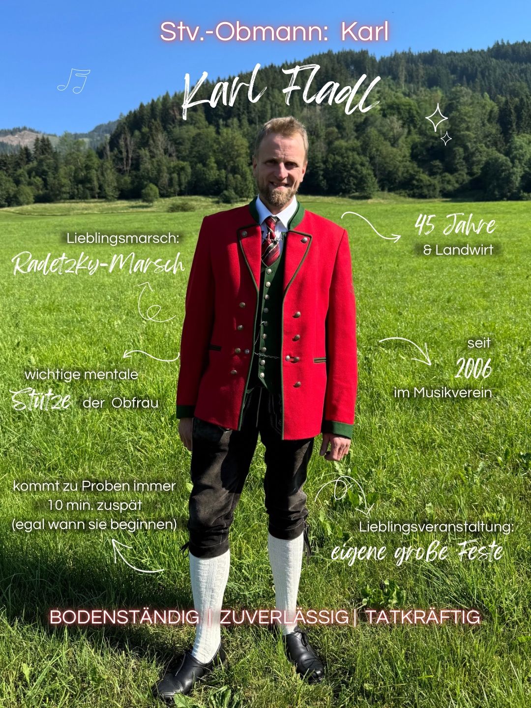 Ein Mann in traditioneller roter Kleidung steht auf einem üppigen grünen Feld und lächelt, mit Textüberlagerungen, die persönliche Details liefern.