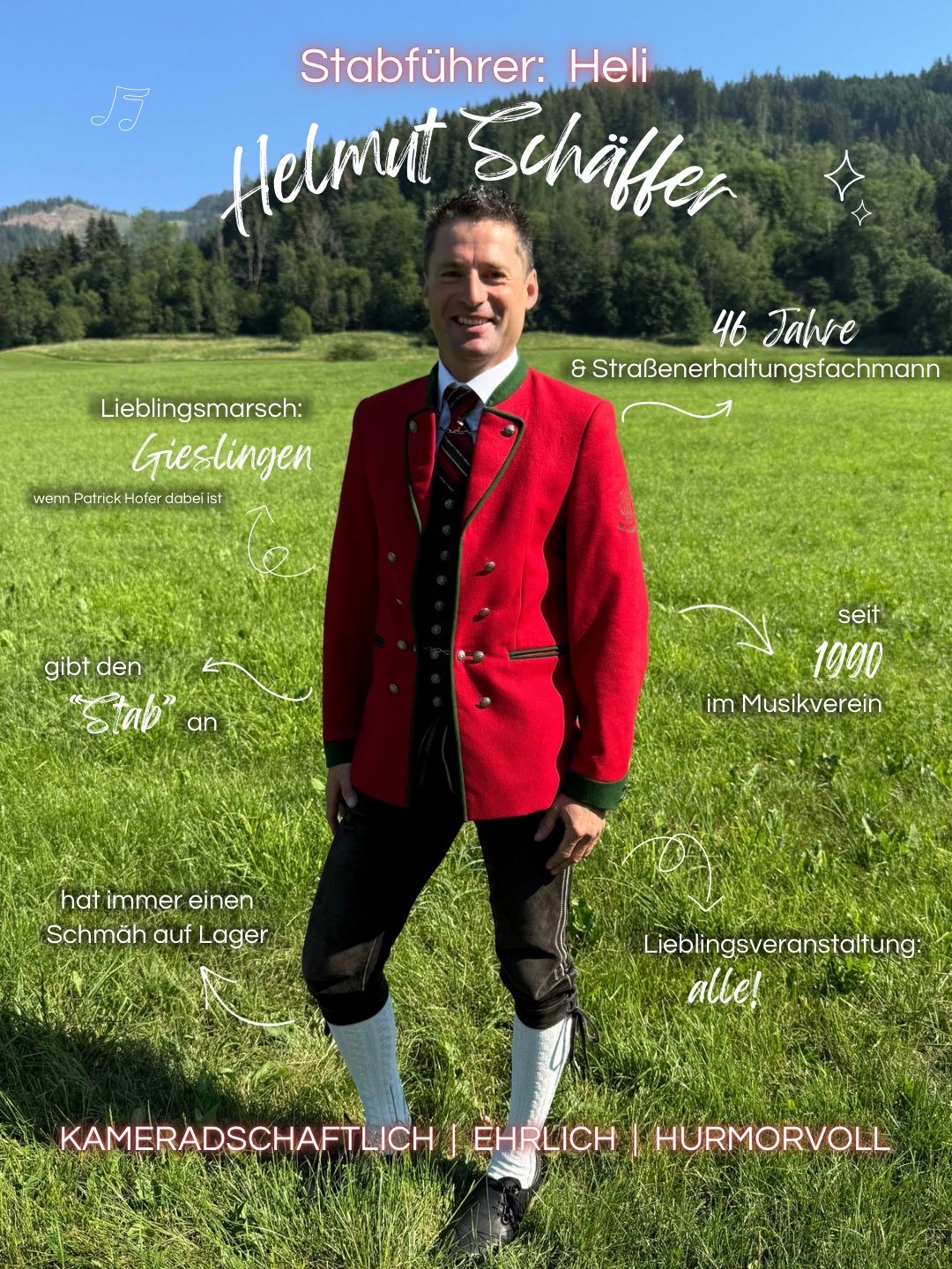 Ein Mann in einem roten Jackett und traditioneller Kleidung steht auf einer Wiese mit Bergen im Hintergrund. Textüberlagerungen heben seinen Lieblingsmarsch, seine Lieblingsveranstaltung und die Jahre im Musikverein hervor.