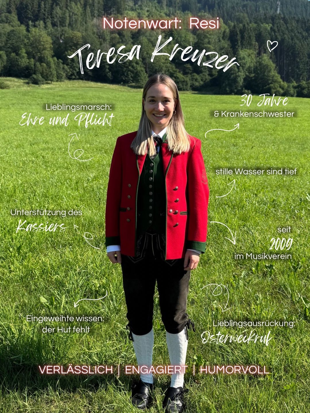 Eine Frau in traditioneller Kleidung steht auf einer Wiese mit verschiedenen Texthinweisen um sie herum, einschließlich ihres Namens, ihres Alters und persönlicher Details.