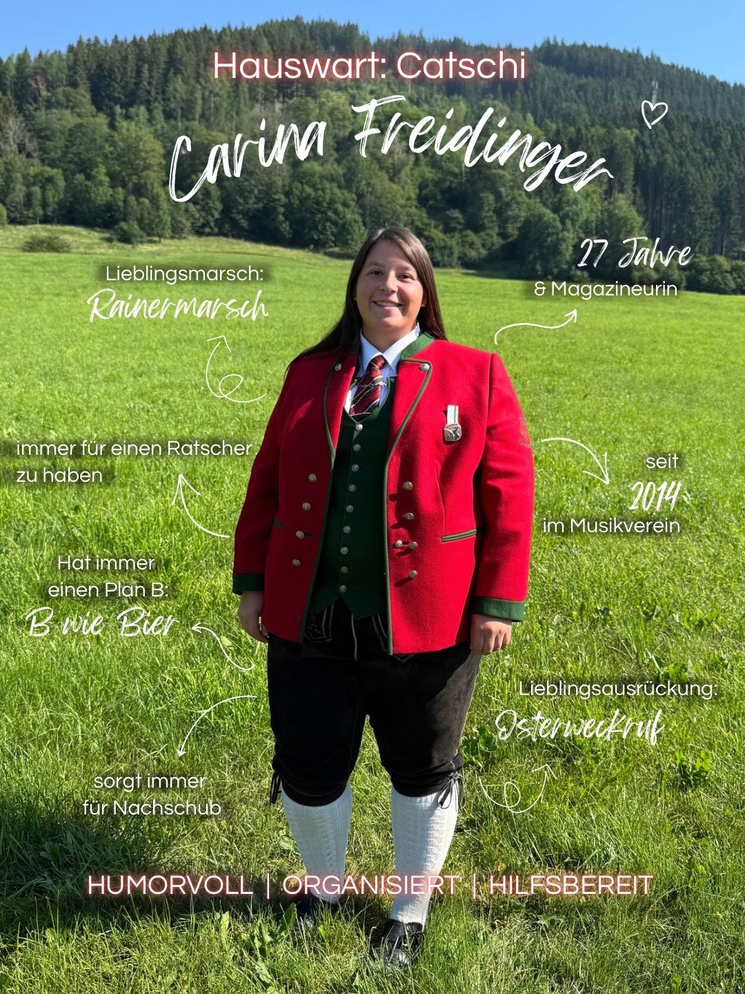 Eine Frau steht in einem Grasfeld und trägt ein rotes und grünes traditionelles Outfit. Um sie herum stehen persönliche Details, einschließlich ihres Namens, ihres Alters und verschiedener Hobbys.