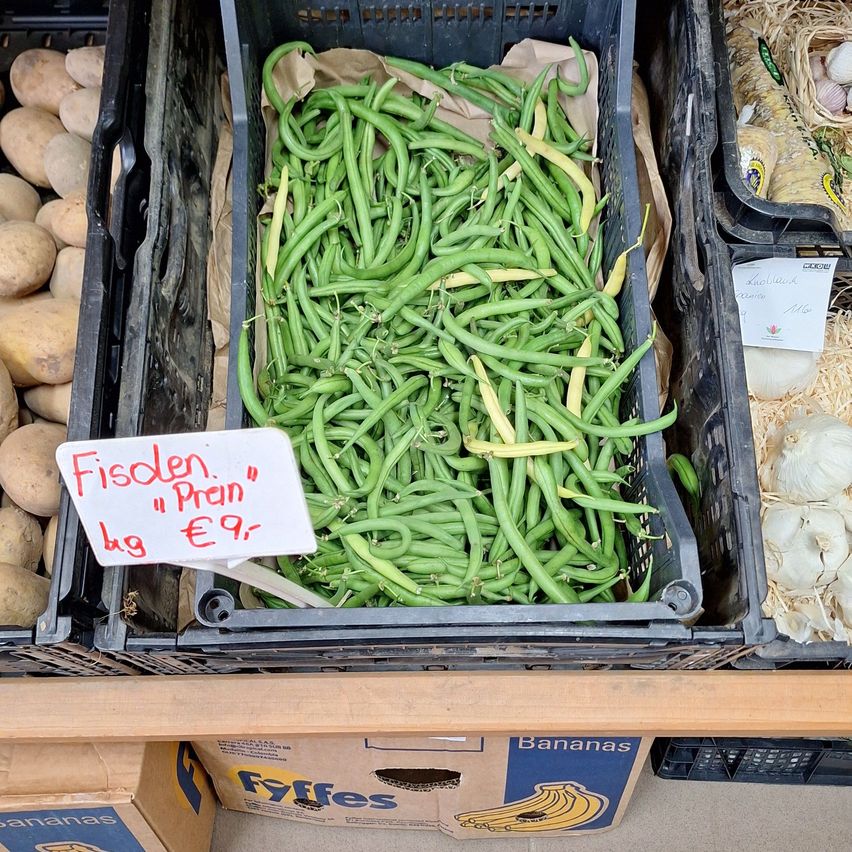 Fisolen "Pran" kg €9, in einer schwarzen Kiste auf einem Marktstand