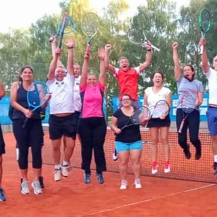 Bild enthält, Celebrating, Person, Adult, Female, Woman, Racket, Tennis Racket, Shorts, Shoe, Head