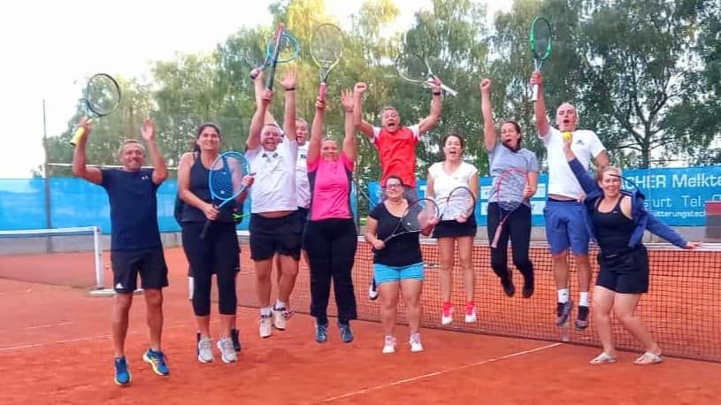 Bild enthält, Celebrating, Person, Adult, Female, Woman, Racket, Tennis Racket, Shorts, Shoe, Head