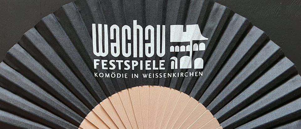 Bild enthält, Advertisement, Poster, Indoors, Interior Design