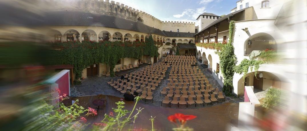 Bild enthält, Architecture, Building, House, Housing, Villa, Hotel, Resort, Hacienda, Person, Fortress