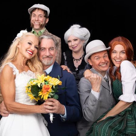 Bild enthält, Flower, Flower Arrangement, Flower Bouquet, Dress, Adult, Female, Person, Woman, Bride, Wedding Gown