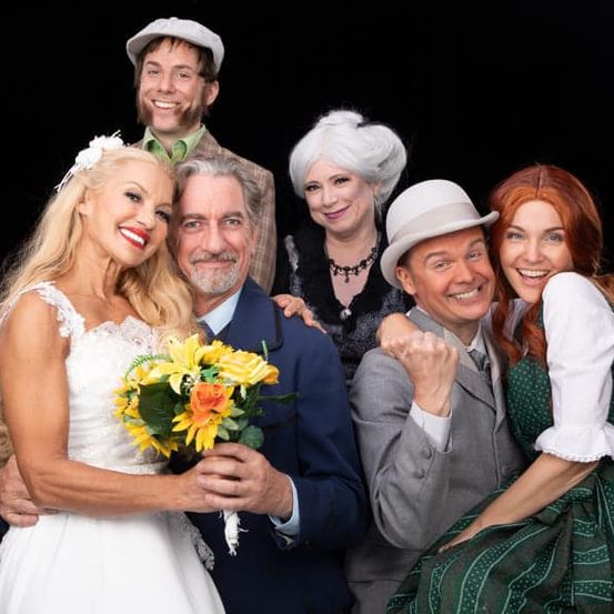 Bild enthält, Flower, Flower Arrangement, Flower Bouquet, Dress, Adult, Female, Person, Woman, Bride, Wedding Gown