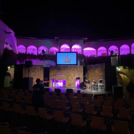 Bild enthält, Indoors, Theater, Speaker, Person, Urban, Lighting, Hall, People, Building, Stage