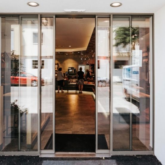 Bild enthält, Door, Sliding Door, Architecture, Building, Person, Housing, Indoors, Interior Design, Car, Vehicle