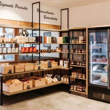 Bild enthält, Shelf, Shop, Device, Electrical Device, Refrigerator, Pantry, Architecture, Building, Chair, Furniture